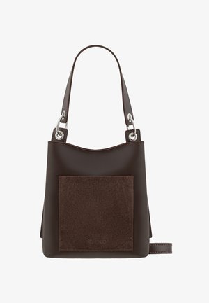 Ciemnobrązowa skórzana torebka z miękką zamszową kieszenią z przodu. Posiada lekko zaokrąglony top i akcenty ze srebrnego metalu. Regulowany pasek na ramię.