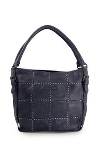 Leren handtas in marineblauw met een gequilt ontwerp, witte stikselaccenten en een schouderriem met bronzen hardware.