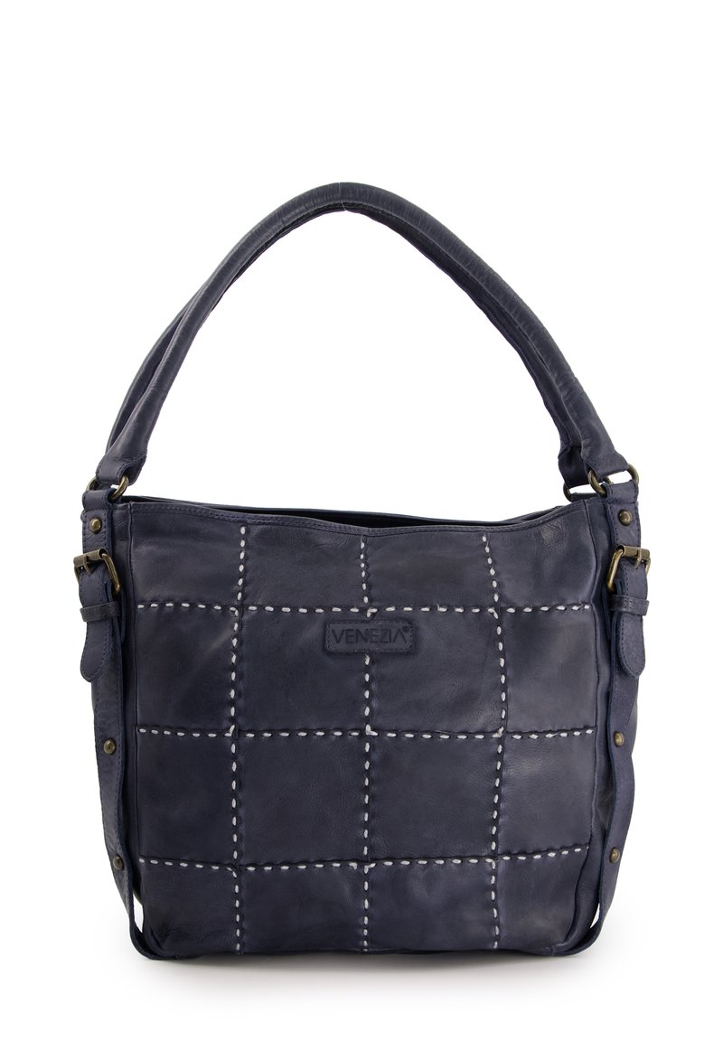 Leren handtas in marineblauw met een gequilt ontwerp, witte stikselaccenten en een schouderriem met bronzen hardware.