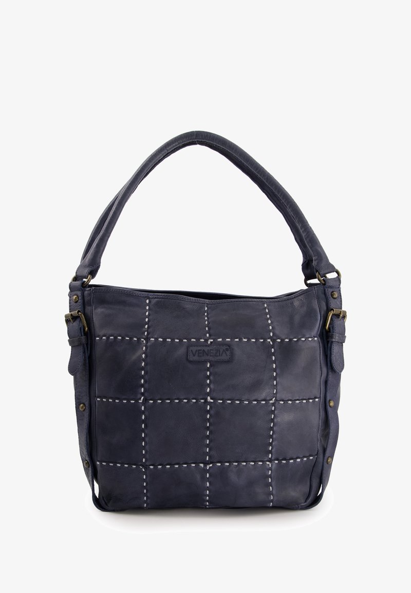 Sac en cuir bleu marine avec un design matelassé, des accents de couture blanche et une bandoulière ornée de ferrures en bronze.