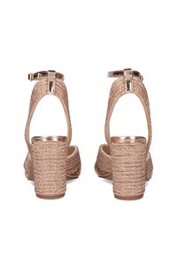 Sandalias de tacón alto en color oro rosa con material trenzado, tira al tobillo y un grueso tacón bloque texturizado. Presentan adornos metálicos en la tira.