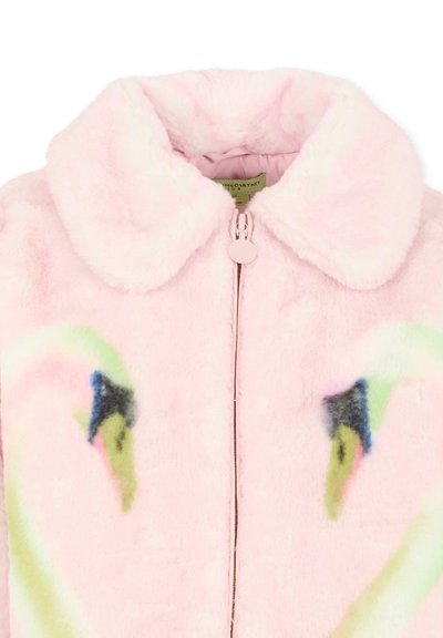 Veste en fausse fourrure rose pâle avec une texture douce, dotée d'une fermeture éclair et d'un col. Impression notable de flamant rose au style aquarelle à l'avant.