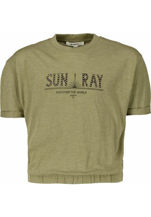 Krótki t-shirt w jasnym oliwkowym kolorze z napisem "SUN RAY", grafiką słońca oraz nadrukiem "DISCOVER THE WORLD GARCIA" z przodu.