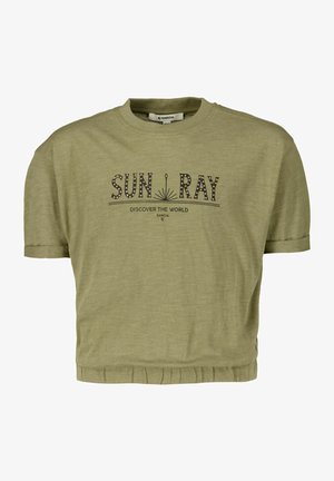 Camiseta corta verde oliva claro con texto "SUN RAY", gráfico de sol y "DISCOVER THE WORLD GARCIA" impreso en la parte delantera.