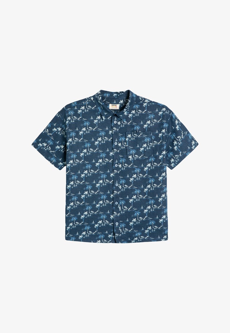 Korte mouwen shirt in donkerblauwe stof met een wit patroon van tropische palmbomen en zeilboten, met een knoopsluiting aan de voorkant en een zak.