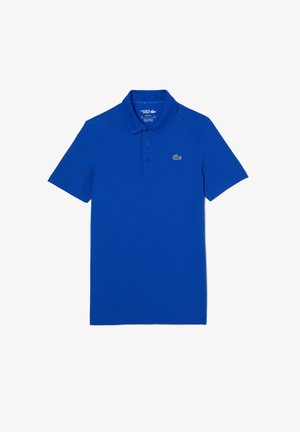 Blauw poloshirt met korte mouwen, drie knopen en een klein groen krokodillenlogo op de linkerborst.