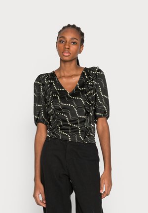 Blusa preta com mangas bufantes, decote em V e detalhe franzido. Apresenta um padrão ondulado em branco e verde-claro por toda a peça.