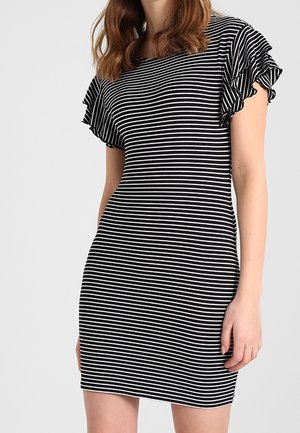 Zwart-wit gestreepte jurk met korte ruffle-mouwen, met een getailleerde silhouet en zachte stof.