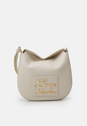 Bolso de mano de imitación cuero beige con un diseño flexible, logo en tono dorado "Love Moschino" en un parche rectangular y una correa de cadena dorada.