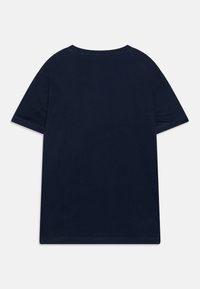 T-shirt in cotone blu navy, collo tondo, maniche corte, design semplice, texture morbida, bordi rifiniti, senza motivi o dettagli. Solo vista posteriore.