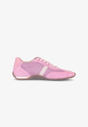 Flacher rosa Sneaker mit Wildleder- und Mesh-Einsätzen, hellrosa Schnürsenkeln, einem beigen Streifen und einer braunen Sohle, seitlich dargestellt.