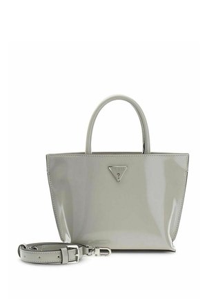 Sac à main en cuir verni gris avec deux poignées arrondies, une bandoulière amovible et un accent logo triangulaire sur le devant. Texture lisse.