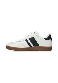 Sneaker in pelle bianca con strisce in suede nere e suola in gomma marrone. Presenta punta tonda, design con lacci e colletto imbottito.