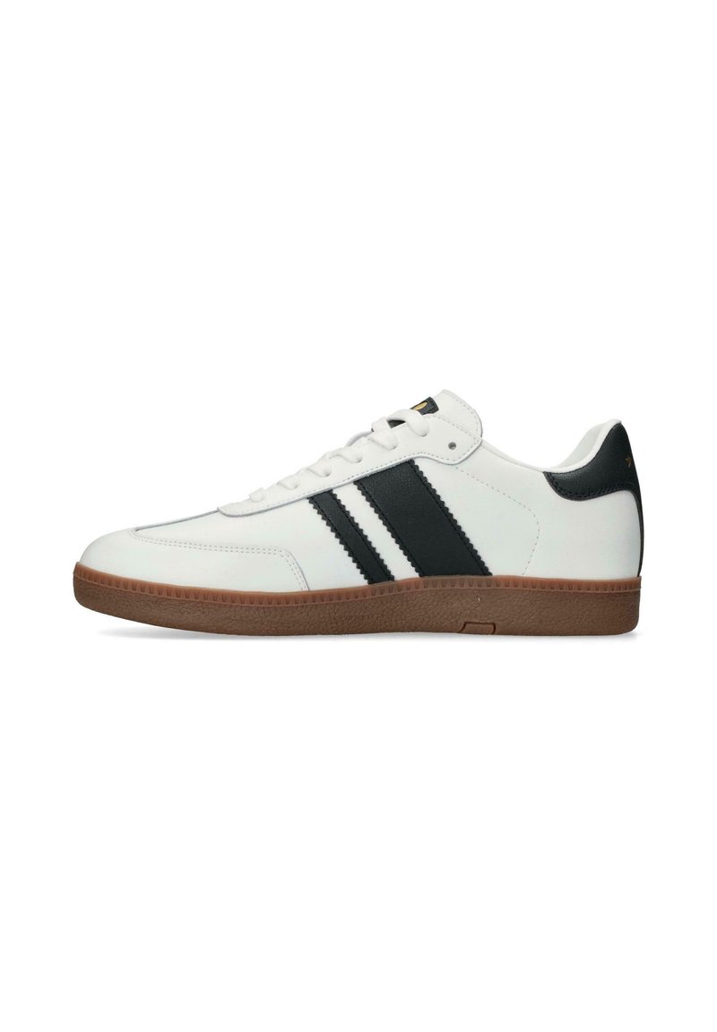 Sneaker in pelle bianca con strisce in suede nere e suola in gomma marrone. Presenta punta tonda, design con lacci e colletto imbottito.