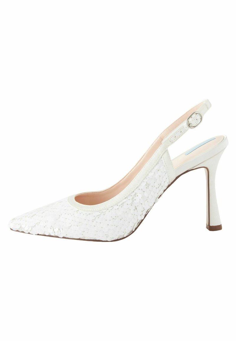 Valkoiset slingback-korkokengät kärjellä, joissa on paljetti-pinta ja kapea korko. Niissä on hihna, jossa on hopeinen solki, sekä sileä sisävuori.