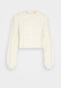 Beskuren vit kabelstickad tröja med långa ärmar, rund halsringning och texturerade mönster över hela. Ribbad ärmslut och nederkant.