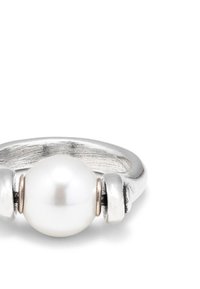 Anillo de plata con una perla blanca redonda y lisa como pieza central, con dos acentos metálicos a cada lado. Banda texturizada con un acabado pulido.