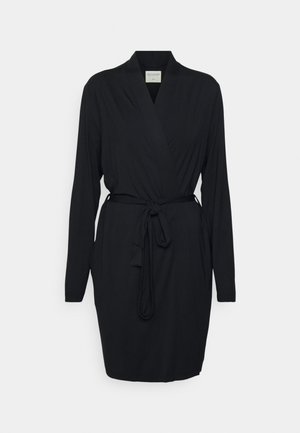 Čierne obojstranné šaty s dlhými rukávmi, vyrobené z hladkej látky. Obsahujú opasok v páse a výstrih do V. Jednoduchý, funkčný dizajn.