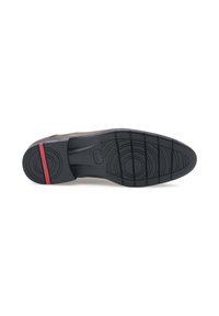 Brauner Lederschuh mit einer schwarzen Gummisohle, die über strukturierte Rillen verfügt, und einem roten Akzentstreifen an der Ferse.