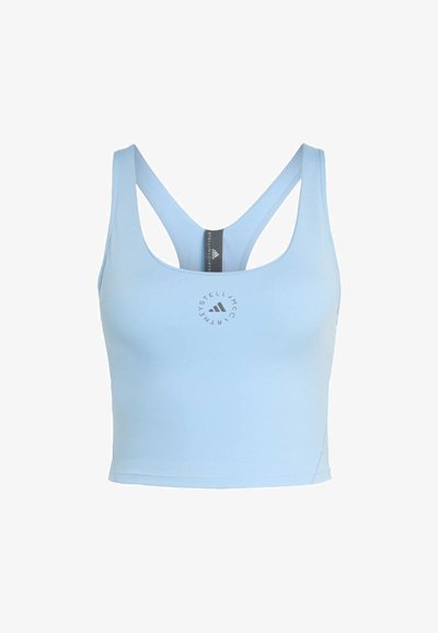Top de sport bleu clair raccourci avec un dos nageur et un logo circulaire « Stella McCartney Adidas » au centre avant.