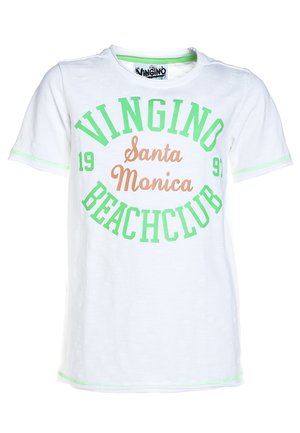 Weißes kurzärmeliges T-Shirt mit grünem und orangefarbenem Text „Vingino Santa Monica Beachclub 1991“ und hellgrünen Nahtakzenten.