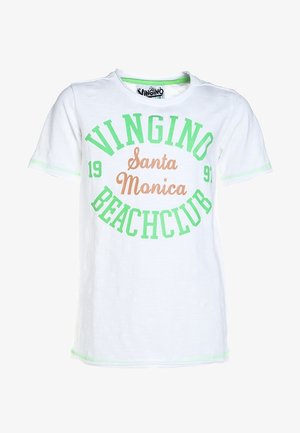 Weißes kurzärmeliges T-Shirt mit grünem und orangefarbenem Text „Vingino Santa Monica Beachclub 1991“ und hellgrünen Nahtakzenten.