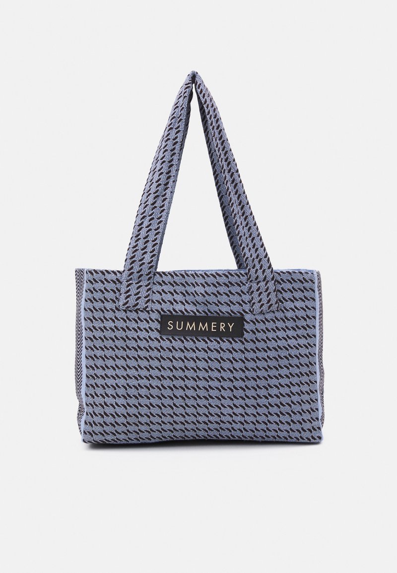 Sac fourre-tout en tissu avec motif bleu et noir, doté de deux poignées et d'une étiquette "SUMMERY" au centre à l'avant.