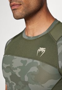 Venum AIR RASHGUARDS - Marškinėliai su spaudiniu - khaki