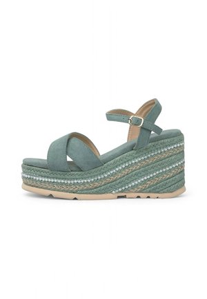 Sandalo wedges verde in suede con una piattaforma in juta intrecciata, con accenti di perline, cinturino regolabile alla caviglia e suola in gomma testurizzata.