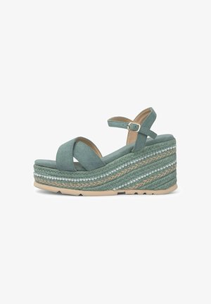 Sandalo wedges verde in suede con una piattaforma in juta intrecciata, con accenti di perline, cinturino regolabile alla caviglia e suola in gomma testurizzata.