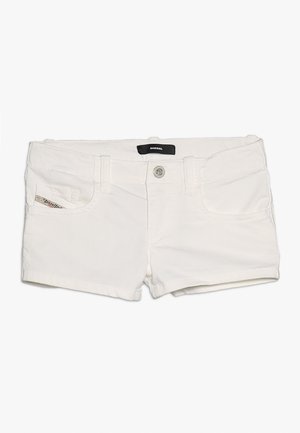 Weiße Denim-Shorts der Marke Diesel mit vorderem Knopf, Gürtelschlaufen und Fronttaschen, flach auf einem weißen Hintergrund ausgelegt.