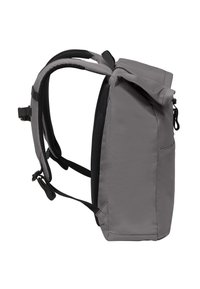 Grauer Rucksack mit rechteckiger Form, gepolsterten Schultergurten und einer Roll-Top-Verschluss. Verfügt über eine Seitentasche und Mesh-Details für Atmungsaktivität.