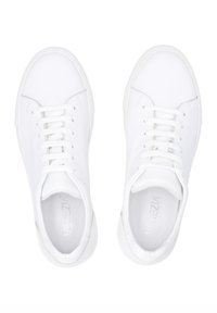 Białe skórzane sneakersy o niskim profilu, z płaskimi sznurówkami, perforowanymi detalami po bokach oraz gładką teksturą. Wkładki wewnętrzne z wytłoczonym logo.