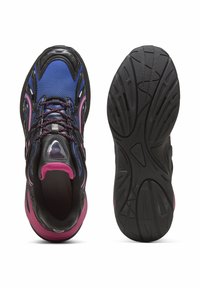 Löparskor med ett blått meshuppifrån, svarta syntetiska överlägg, rosa detaljer och en strukturerad gummisula med ett unikt mönster.