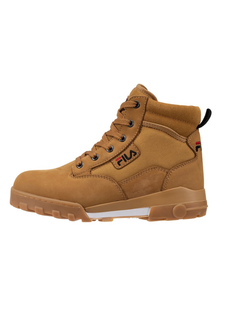 Bottes hautes marron en daim et textile, dotées de lacets ronds, d'une semelle en caoutchouc et d'un logo sur le côté.