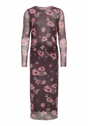 Langærmet kjole i gennemskinneligt stof med et blomsterprint i nuancer af lyserød på en mørk baggrund, med en tætsiddende silhuet.