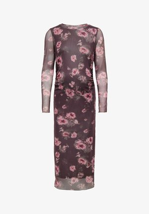 Robe à manches longues en tissu transparent, présentant un motif floral dans des tons de rose sur un fond sombre, avec une silhouette moulante.