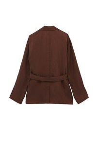 Hnědá dlouhá bunda s dlouhým rukávem, širokým límcem a páskem, vyrobená z texturované tkaniny a s rovnými liniemi. Pohled ze zad, bez vzorů nebo ozdob.