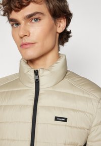 Calvin Klein SIDE LOGO JACKET - Veste mi-saison - eucalyptus