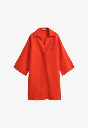 Tunica in lino rosso con maniche larghe a tre quarti e scollo a V profondo.