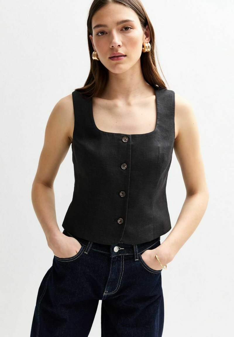 Top senza maniche in lino nero con scollatura quadrata, cinque bottoni frontali e una vestibilità aderente, abbinato a pantaloni in denim scuro.