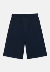 Navyblauwe katoenen shorts met een elastische tailleband, midden-dij lengte en een gladde textuur; geen extra patronen of hardware details zichtbaar.