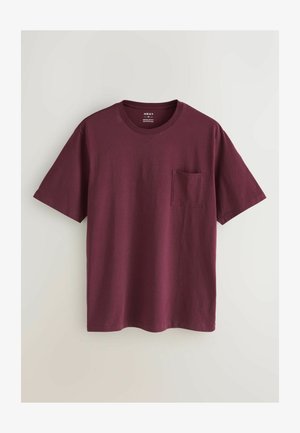 T-shirt corto bordeaux in cotone, con scollo rotondo e una piccola tasca sul petto. Tessuto liscio e vestibilità regolare.