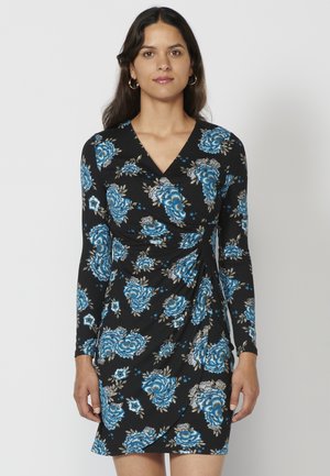 Vestido negro ajustado con mangas largas, que presenta patrones florales azules y una tela texturizada. Diseño en forma de V con detalles fruncidos en la cintura.