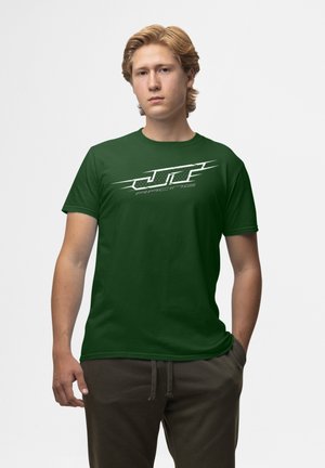 Mørkegrøn bomulds t-shirt med et hvidt "JTF Racing" logo og skrå detaljer foran. Korte ærmer og rund hals-design.