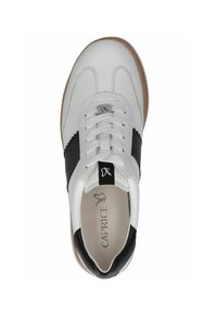 Bílé tenisky s černými koženými pruhy, kulatou špičkou a plochou gumovou podrážkou. Vlastnosti zahrnují šněrování vpředu a detail loga na jazyku.