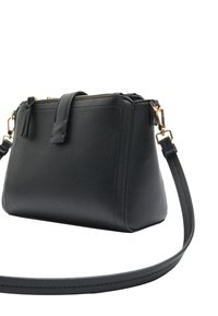 Czarna skórzana torba na ramię z teksturowaną powierzchnią, prostokątnym kształtem, złotymi akcentami metalowymi i odpinanym paskiem. Zamek błyskawiczny.