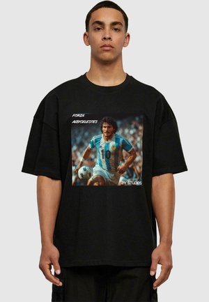 Schwarzes, oversized T-Shirt mit einem bunten Grafikdruck eines Fußballspielers im Argentinien-Trikot, dazu der Text "FORZA ALBICELESTES."