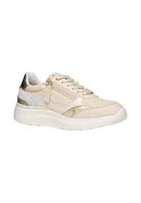 Beige sneaker met vetersluiting en zijrits, voorzien van textuurelementen en metallic gouden accenten, gevoerde kraag en dikke witte zool.