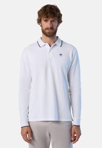 Polo a maniche lunghe bianco con dettaglio del colletto blu navy e logo, realizzato in tessuto morbido, con tre bottoni al collo.
